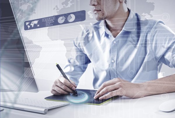 EDIFACT Anwender Geschäftsmann arbeitet mit EDIFACT Software