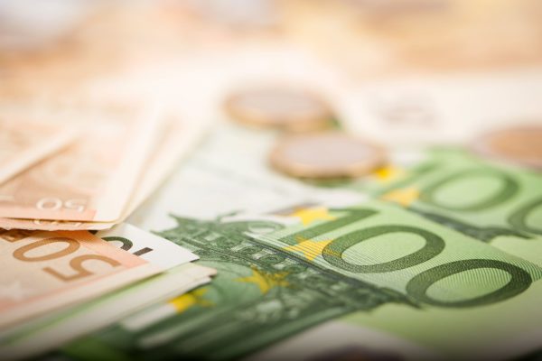 Euro Geldscheine und Münzen als Symbol für GDI Lohn Software