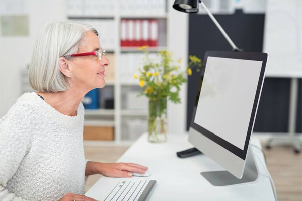 I-line Software Anwenderin I-line Software Anwenderin am Computer